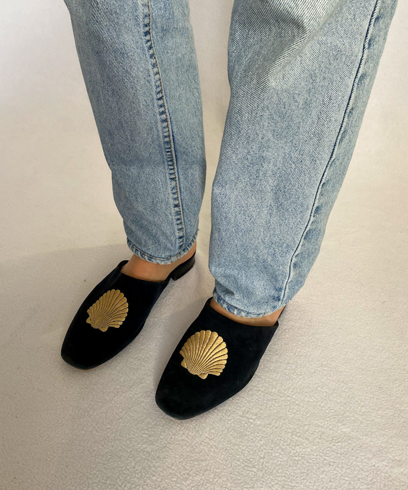 NAVY SUEDE LEATHER SHELL SLIDES (40)